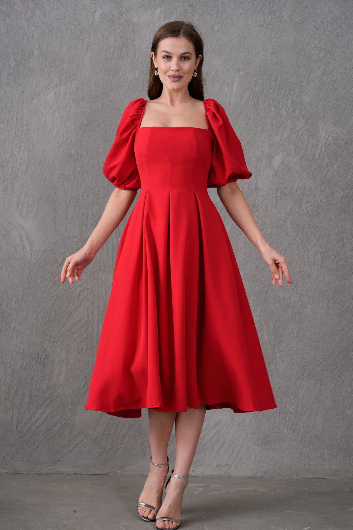 Trägerloses, kurzärmeliges, ausgestelltes Midikleid mit Ausschnitt