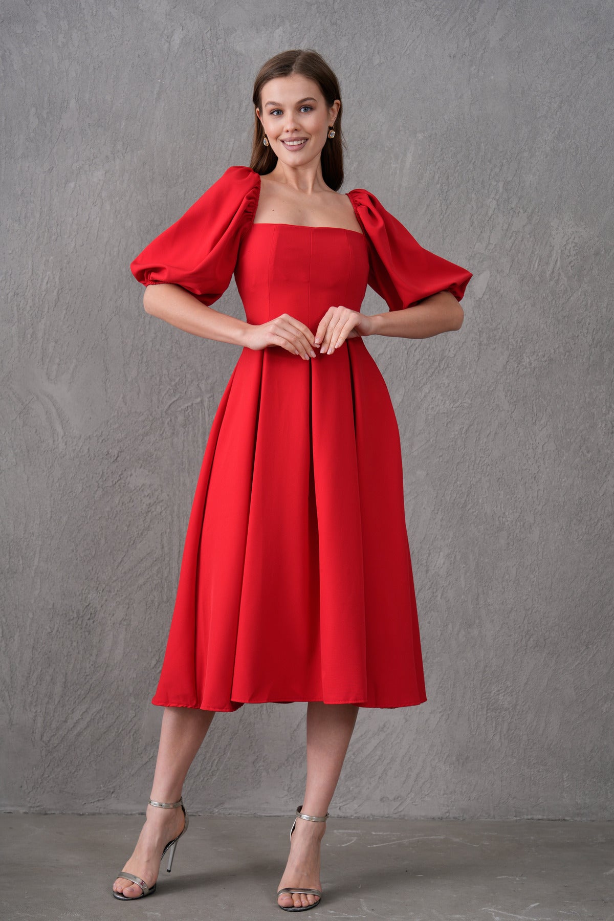 Trägerloses, kurzärmeliges, ausgestelltes Midikleid mit Ausschnitt