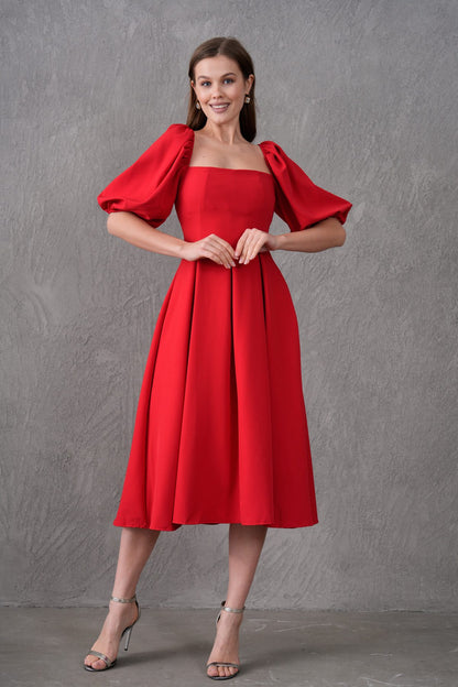 Trägerloses, kurzärmeliges, ausgestelltes Midikleid mit Ausschnitt