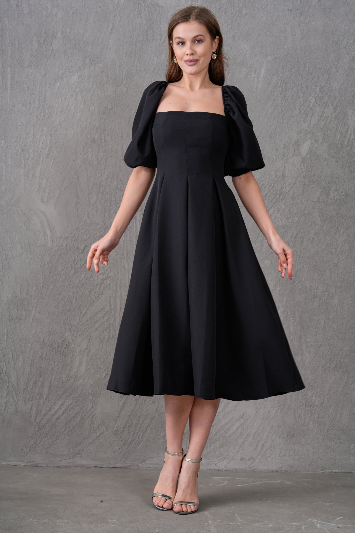 Trägerloses, kurzärmeliges, ausgestelltes Midikleid mit Ausschnitt