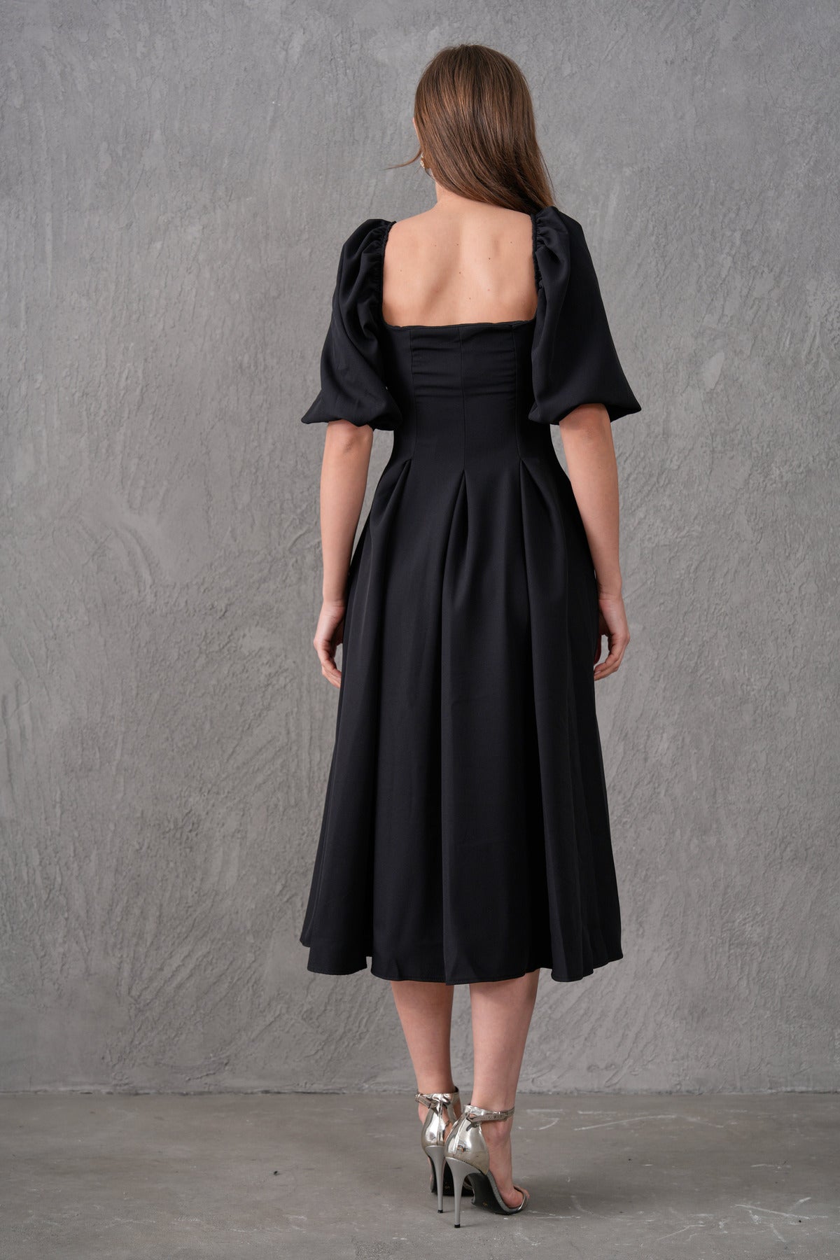 Trägerloses, kurzärmeliges, ausgestelltes Midikleid mit Ausschnitt