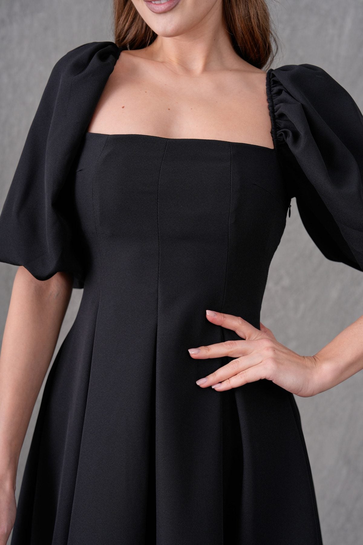 Trägerloses, kurzärmeliges, ausgestelltes Midikleid mit Ausschnitt