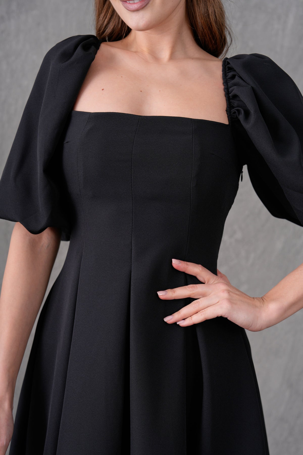 Trägerloses, kurzärmeliges, ausgestelltes Midikleid mit Ausschnitt