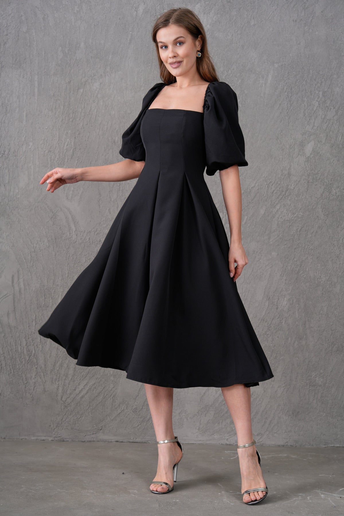 Trägerloses, kurzärmeliges, ausgestelltes Midikleid mit Ausschnitt