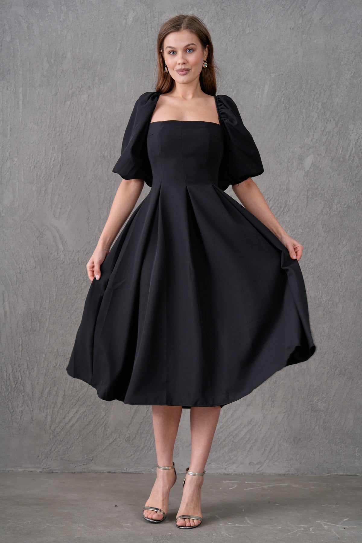 Trägerloses, kurzärmeliges, ausgestelltes Midikleid mit Ausschnitt
