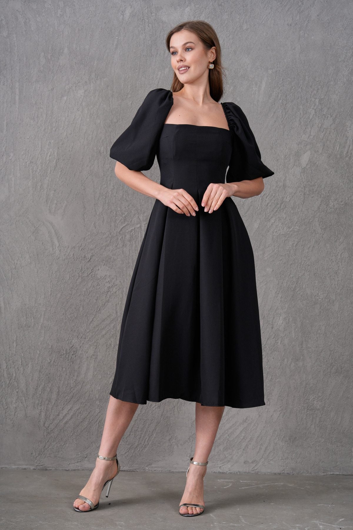 Trägerloses, kurzärmeliges, ausgestelltes Midikleid mit Ausschnitt