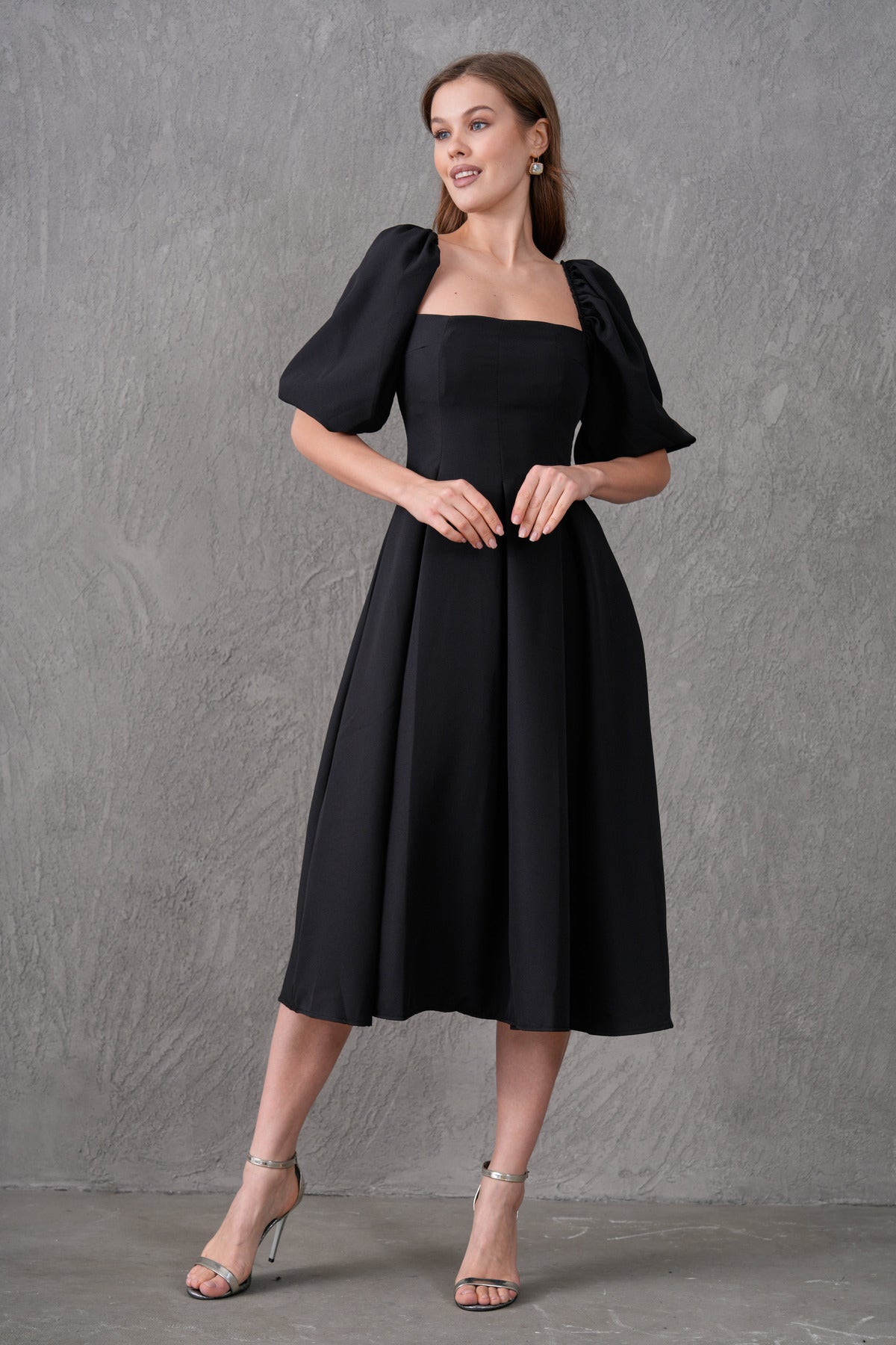 Trägerloses, kurzärmeliges, ausgestelltes Midikleid mit Ausschnitt