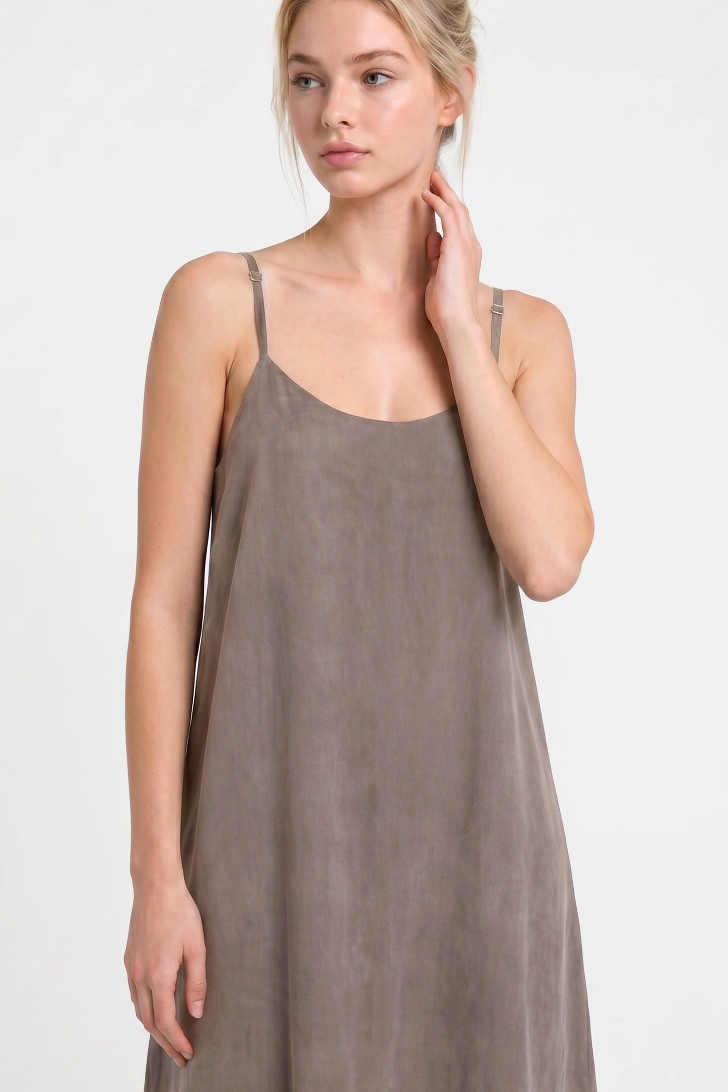 Verstellbares Midi-Kleid mit feinen Trägern