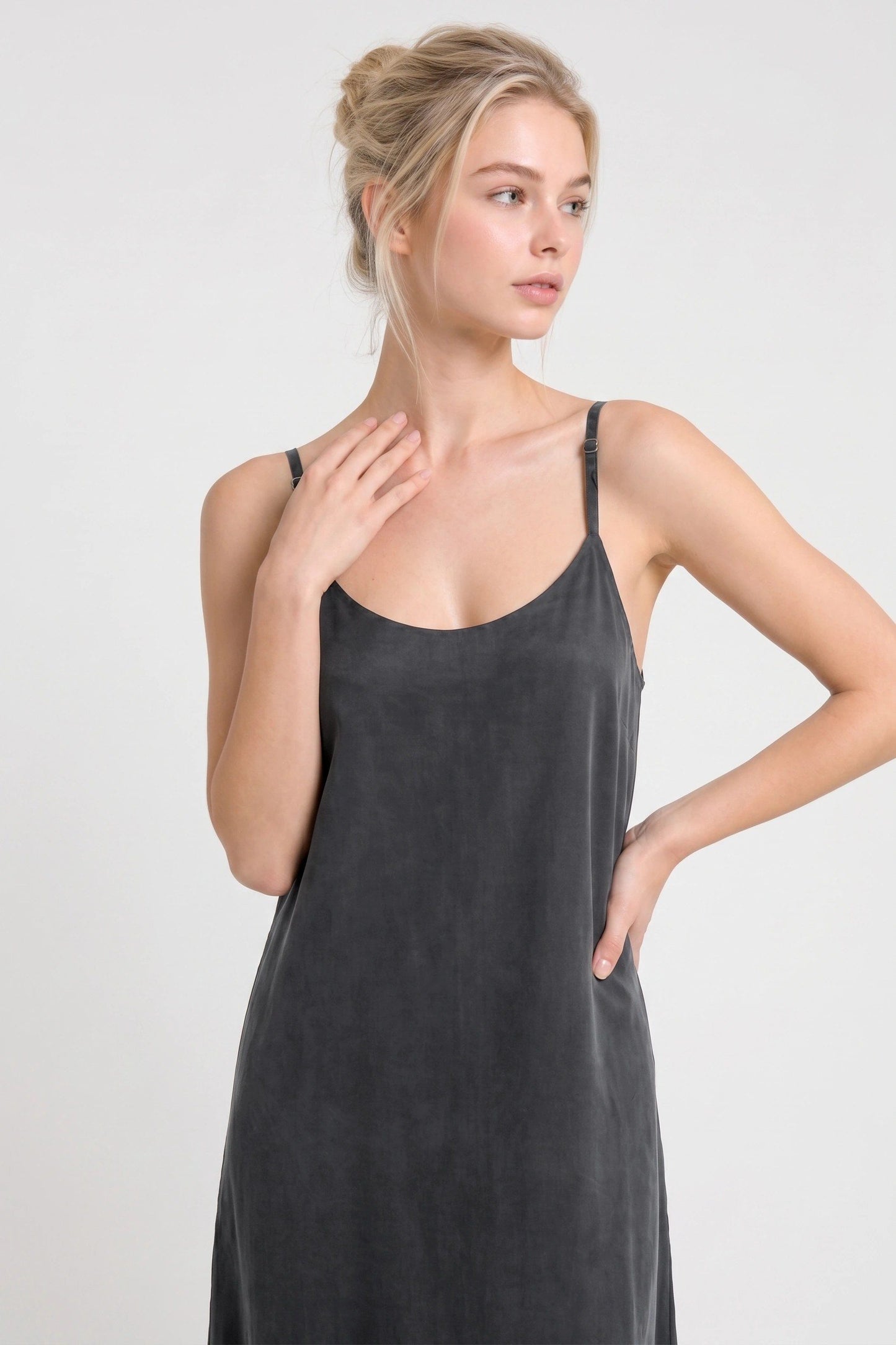 Verstellbares Midi-Kleid mit feinen Trägern