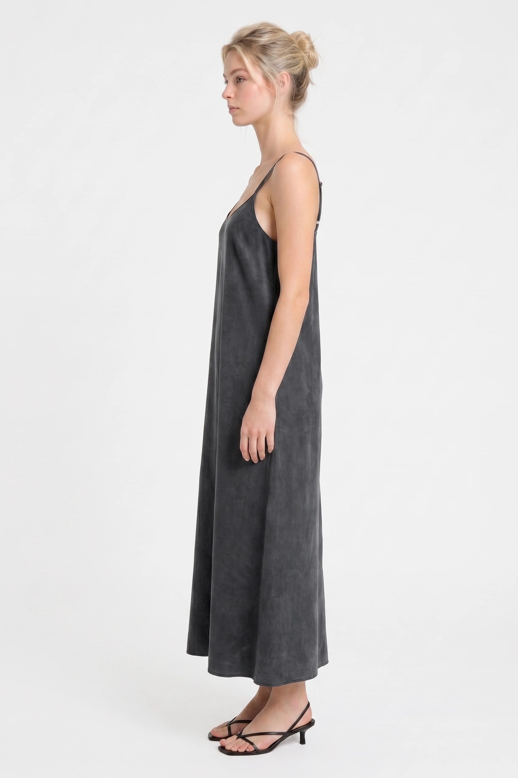Verstellbares Midi-Kleid mit feinen Trägern