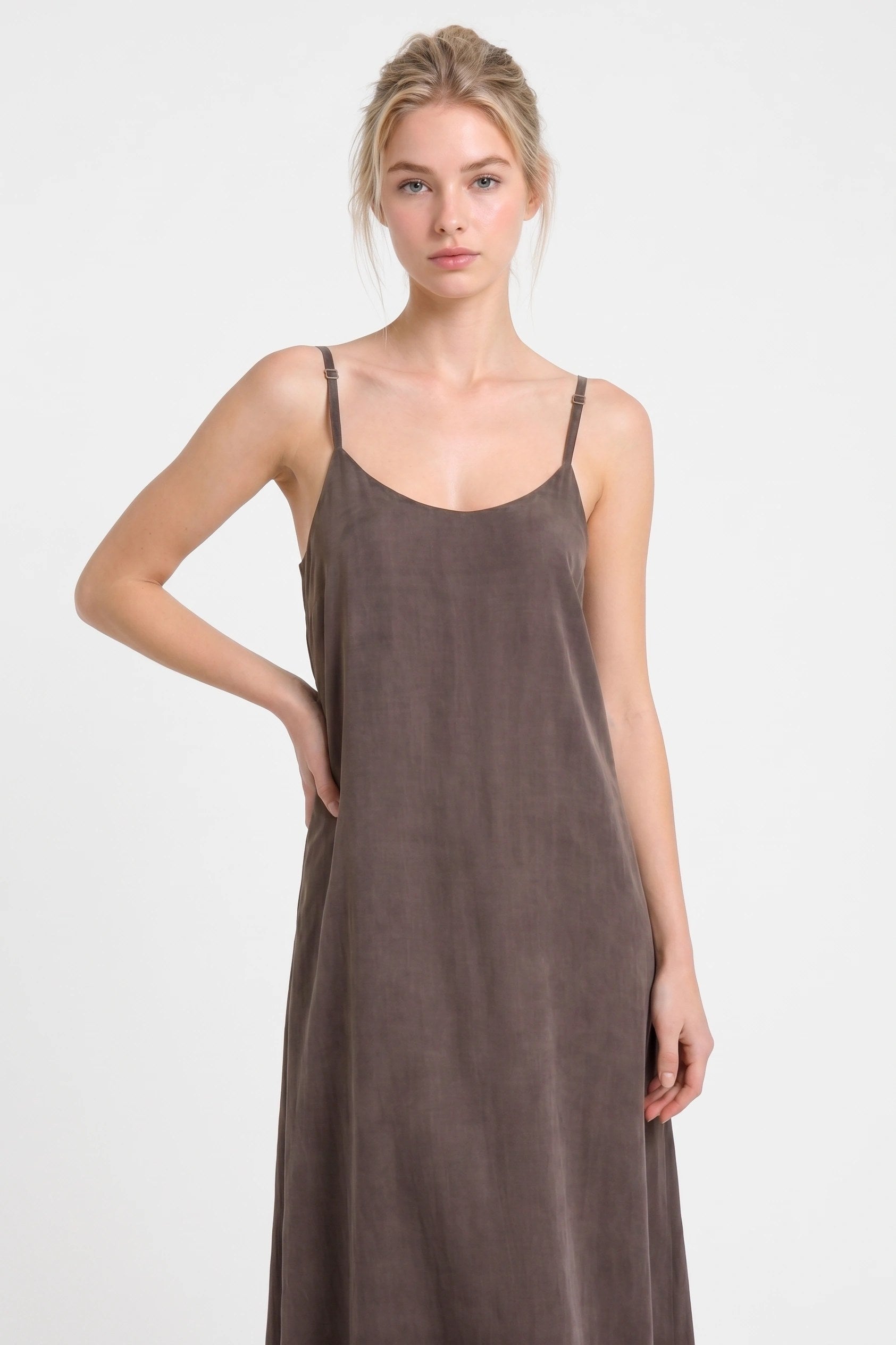 Verstellbares Midi-Kleid mit feinen Trägern