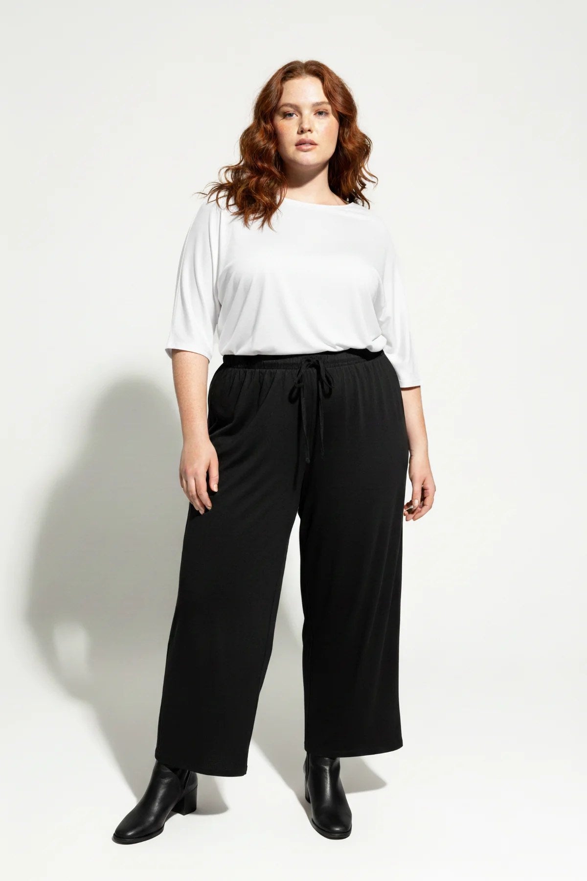 Weit geschnittene Hose mit Kordelzug und ohne Taschen.