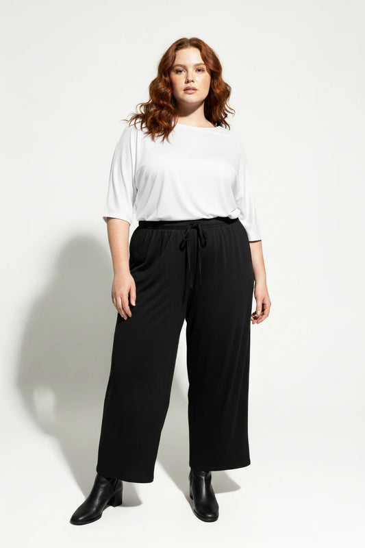 Weit geschnittene Hose mit Kordelzug und ohne Taschen.