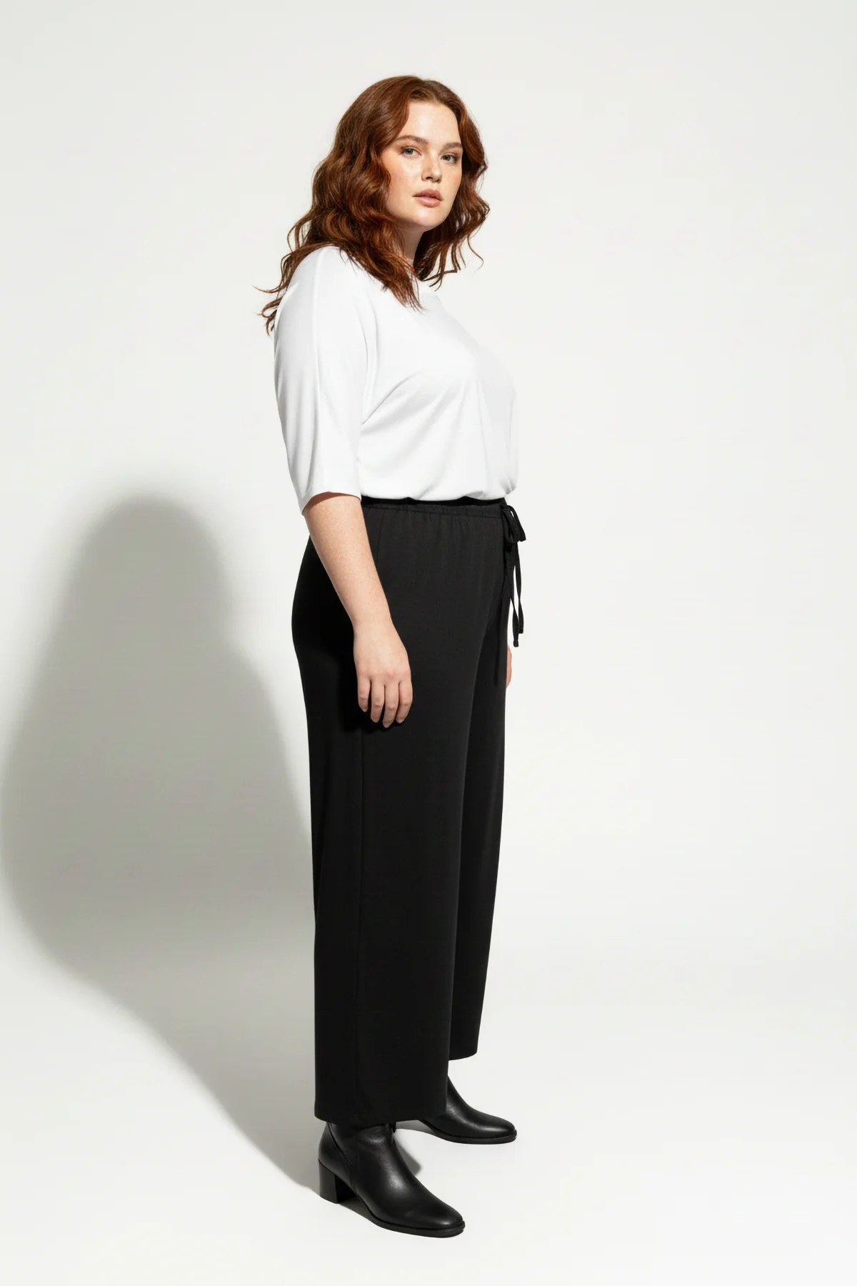 Weit geschnittene Hose mit Kordelzug und ohne Taschen.