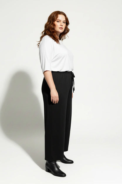 Weit geschnittene Hose mit Kordelzug und ohne Taschen.