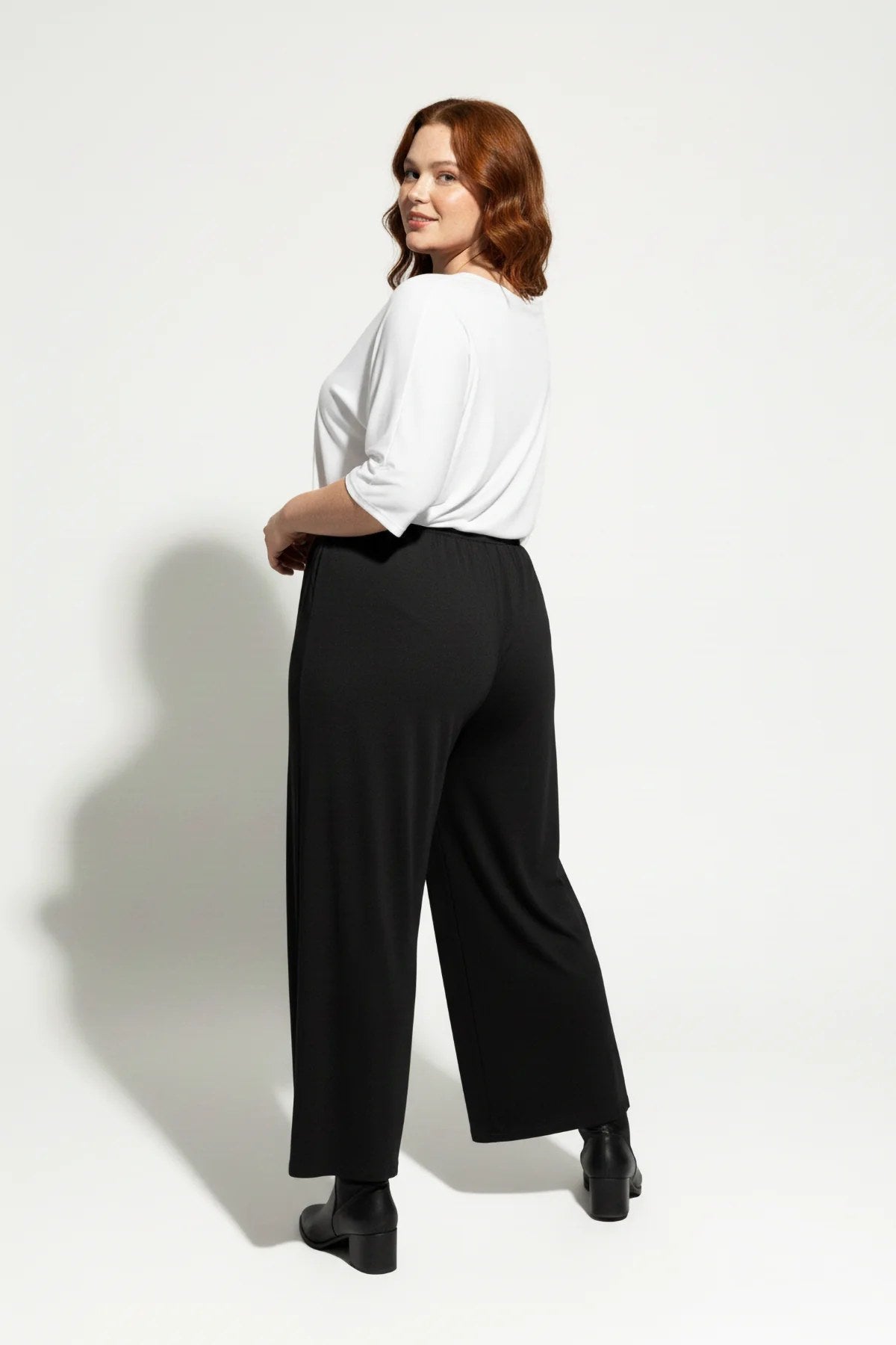 Weit geschnittene Hose mit Kordelzug und ohne Taschen.