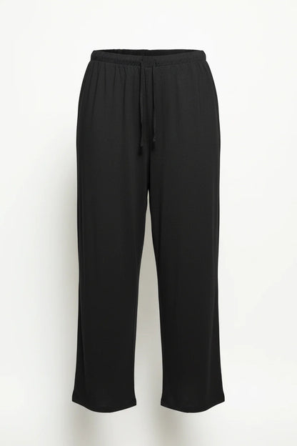 Weit geschnittene Hose mit Kordelzug und ohne Taschen.