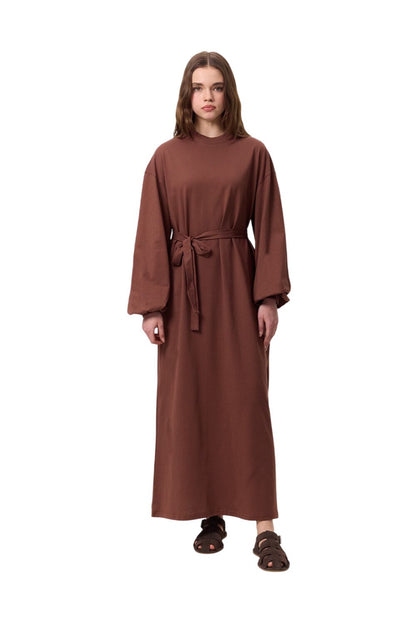 Langes, bequemes Kleid mit Ballonärmeln, schwarz.