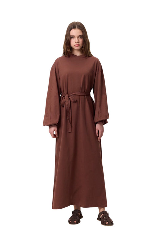 Langes, bequemes Kleid mit Ballonärmeln, schwarz.