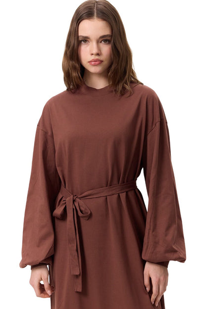 Langes, bequemes Kleid mit Ballonärmeln, schwarz.