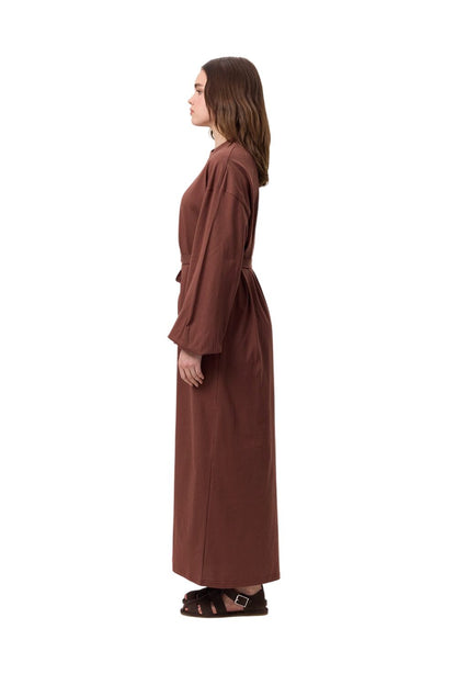 Langes, bequemes Kleid mit Ballonärmeln, schwarz.