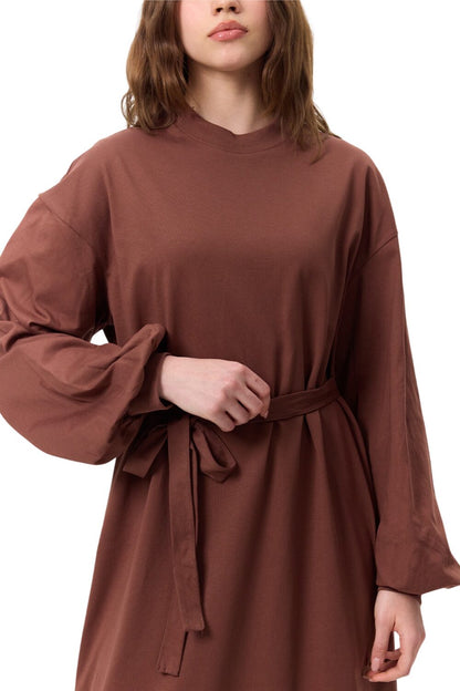 Langes, bequemes Kleid mit Ballonärmeln, schwarz.