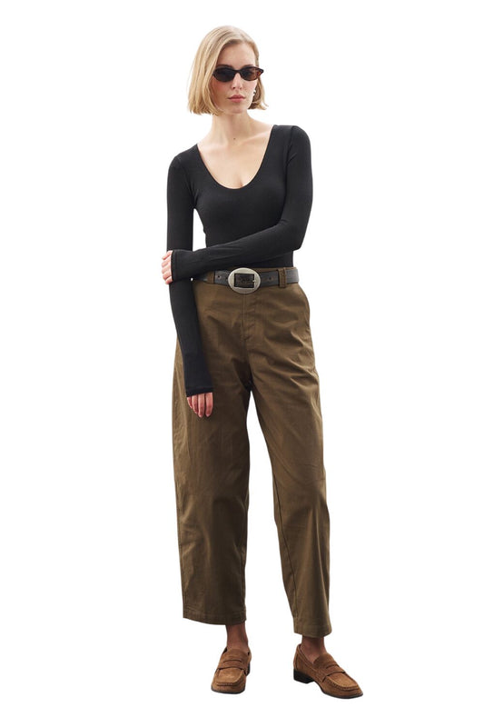 KHAKI-HOSE MIT KAPSELN