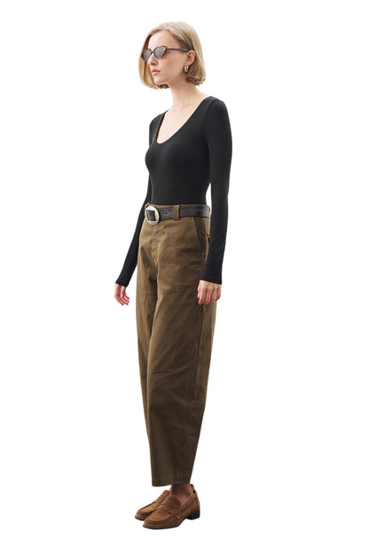 KHAKI-HOSE MIT KAPSELN