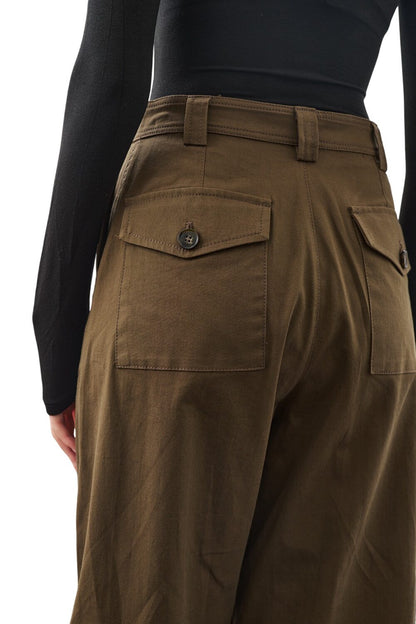 KHAKI-HOSE MIT KAPSELN