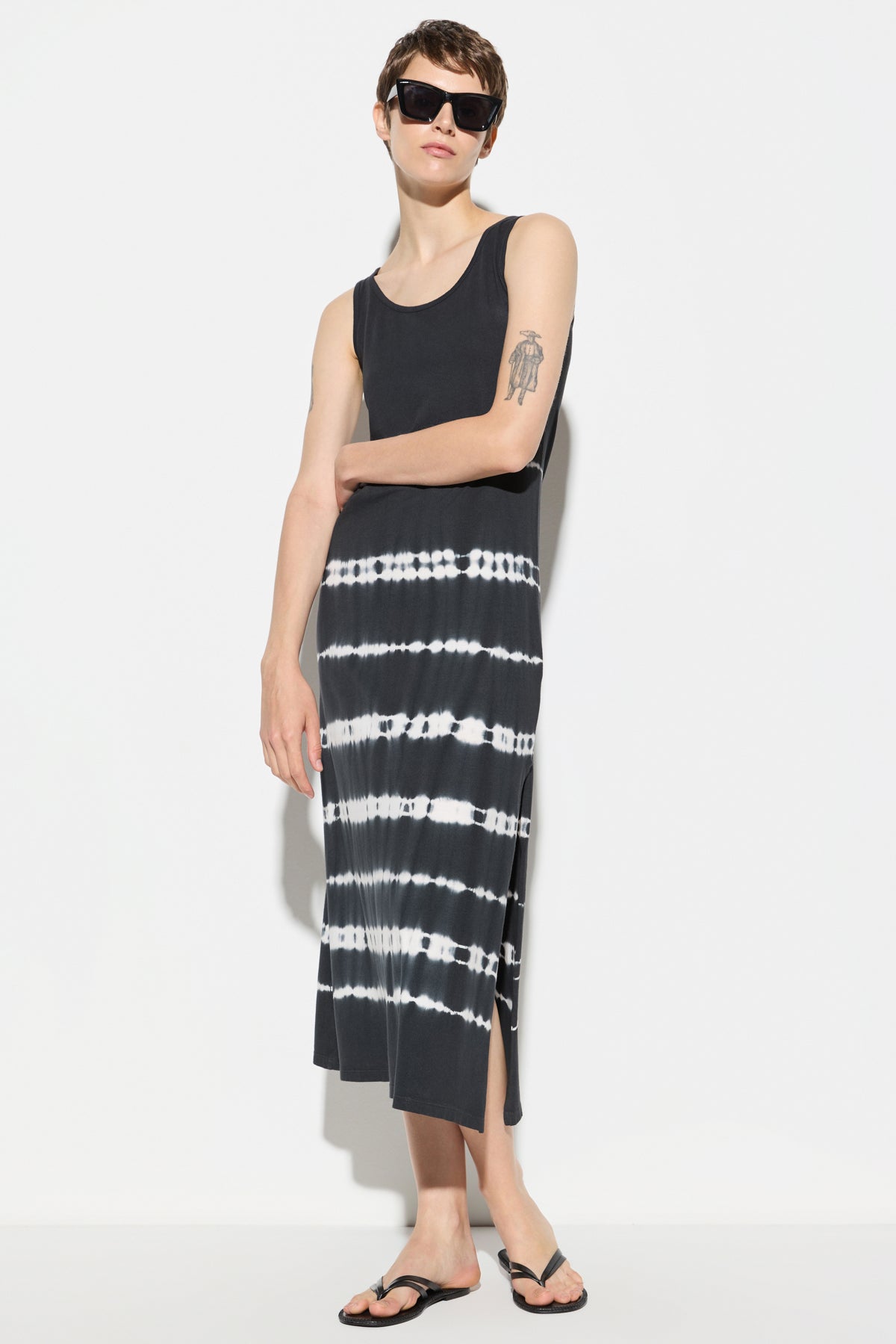 Kleid mit Batikmuster und Schlitz