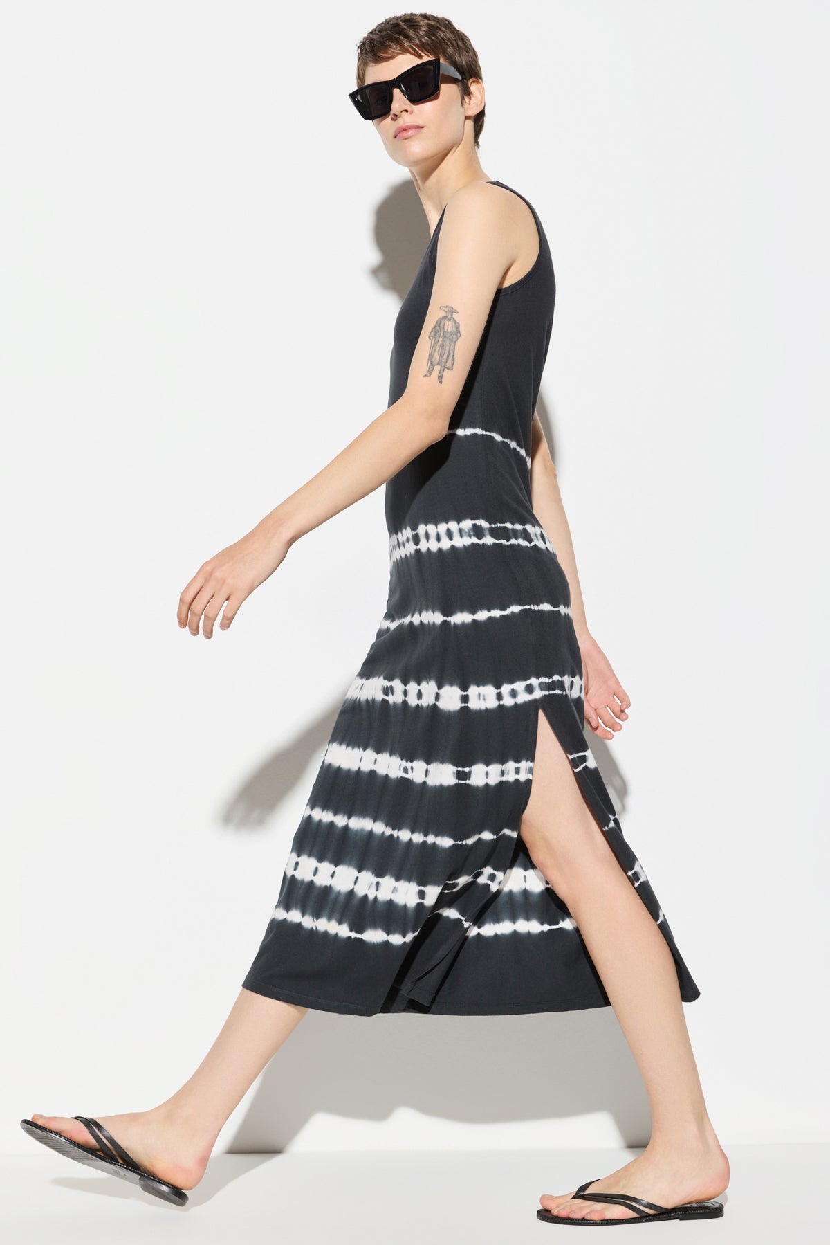 Kleid mit Batikmuster und Schlitz