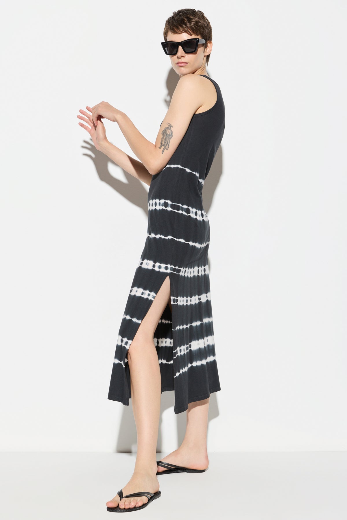 Kleid mit Batikmuster und Schlitz