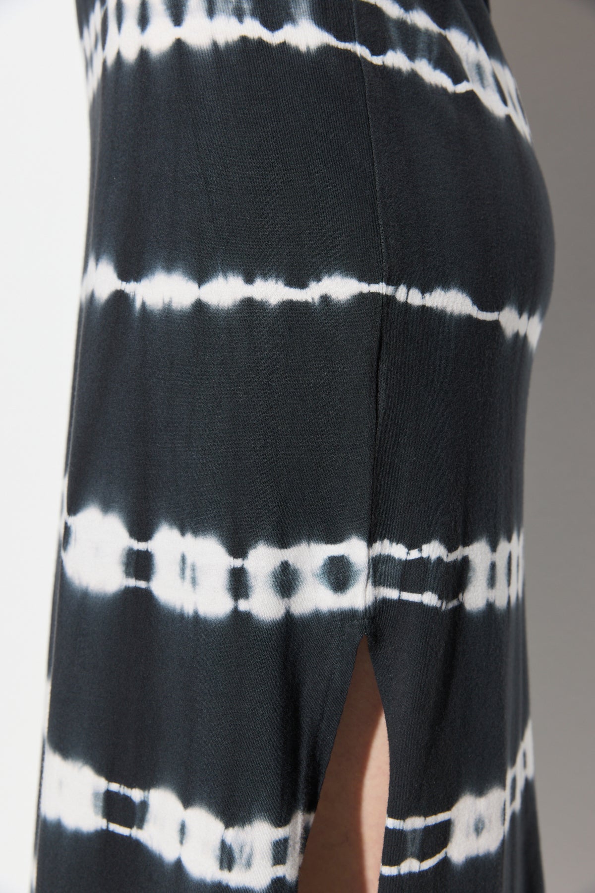 Kleid mit Batikmuster und Schlitz