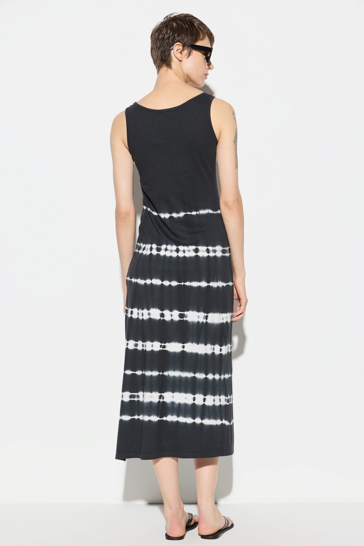 Kleid mit Batikmuster und Schlitz