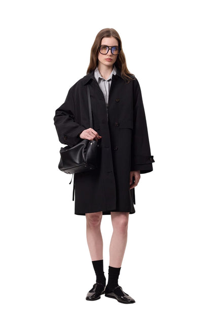Leichter Trenchcoat mit verstellbarer Taille, schwarz.