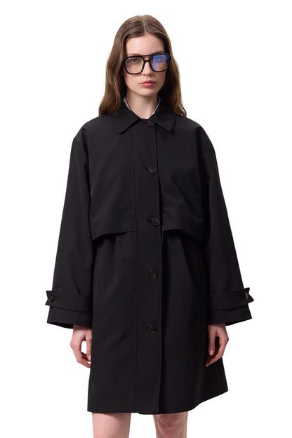 Leichter Trenchcoat mit verstellbarer Taille, schwarz.