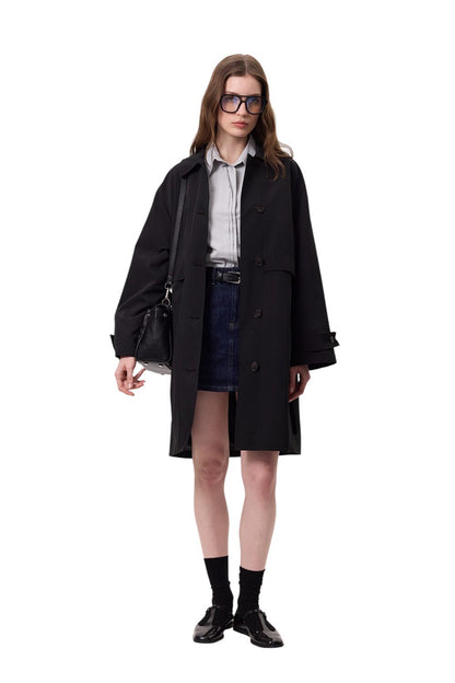 Leichter Trenchcoat mit verstellbarer Taille, schwarz.