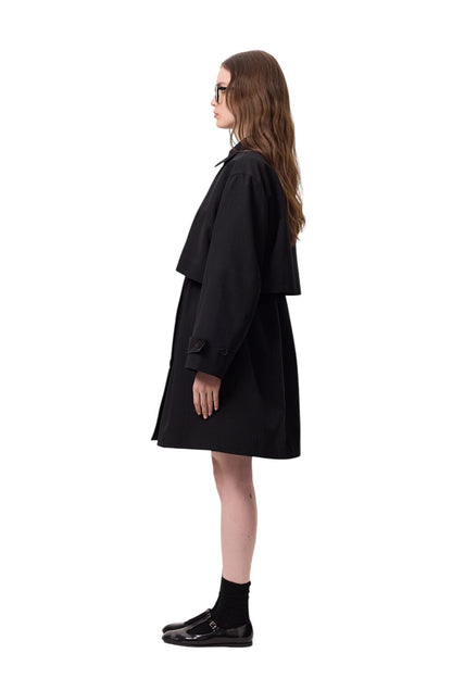 Leichter Trenchcoat mit verstellbarer Taille, schwarz.