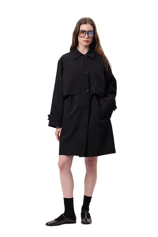 Leichter Trenchcoat mit verstellbarer Taille, schwarz.