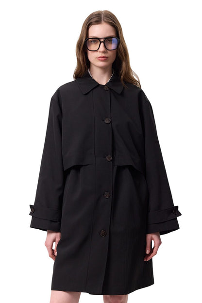 Leichter Trenchcoat mit verstellbarer Taille, schwarz.