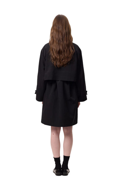Leichter Trenchcoat mit verstellbarer Taille, schwarz.
