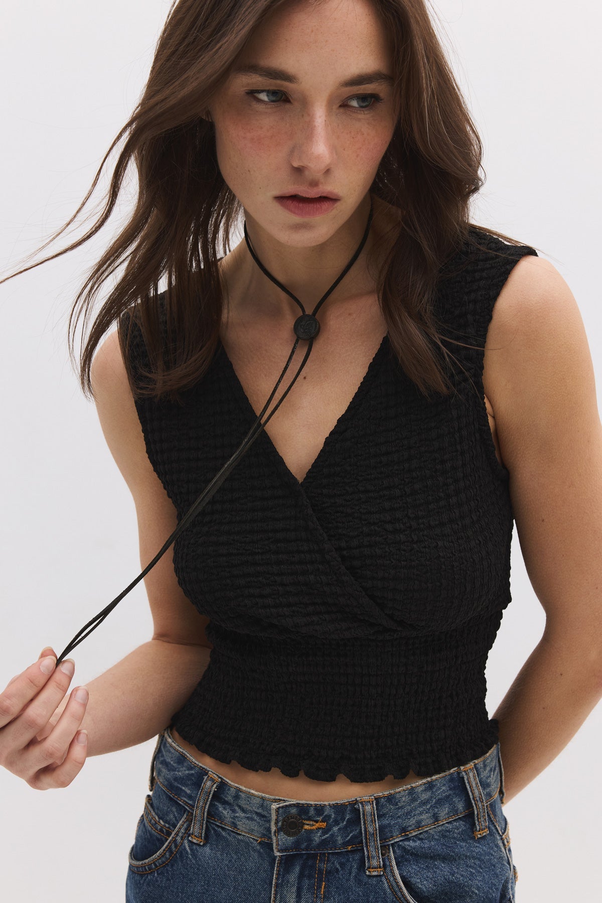 Bluse mit V-Ausschnitt und geraffter Taille
