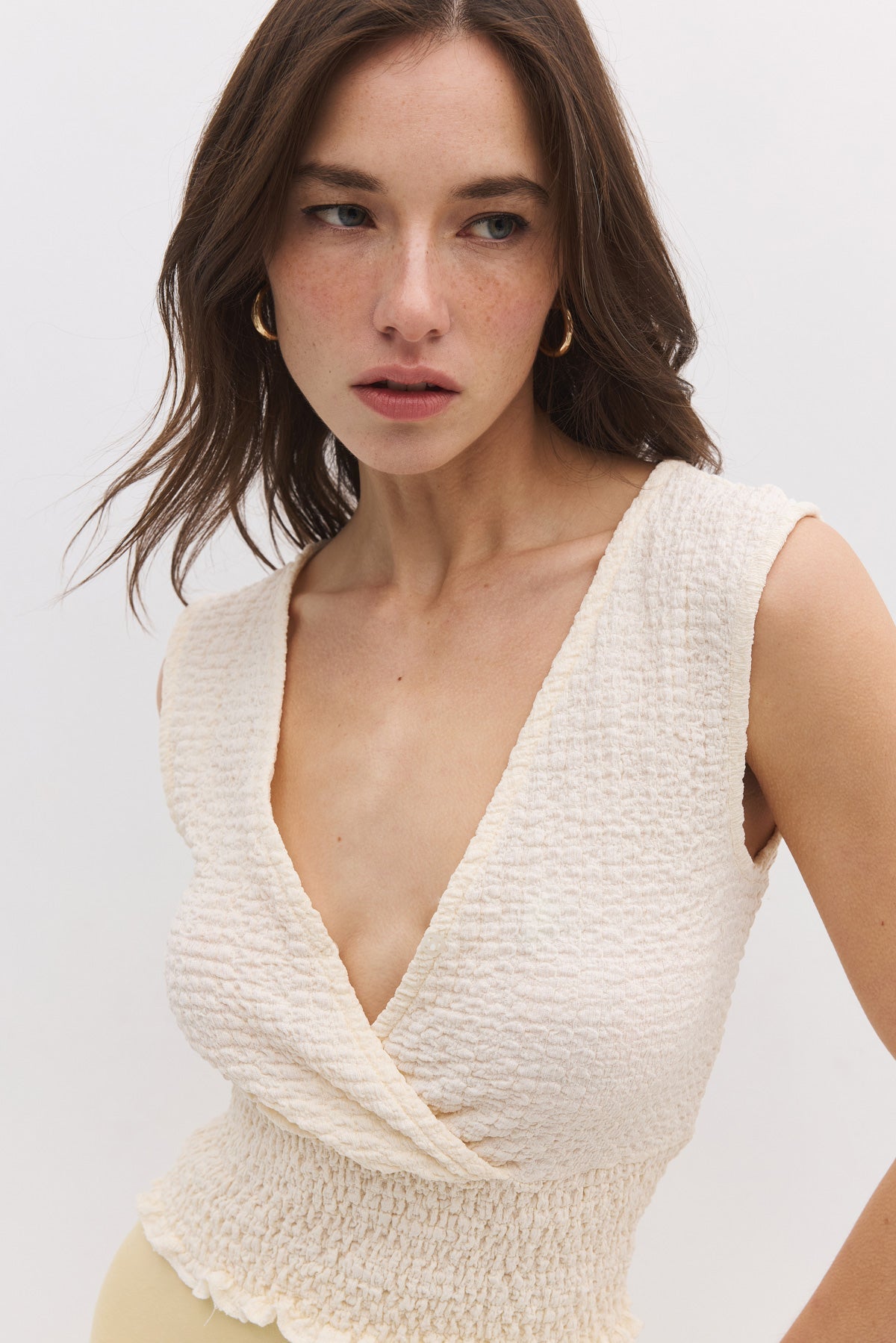 Bluse mit V-Ausschnitt und geraffter Taille