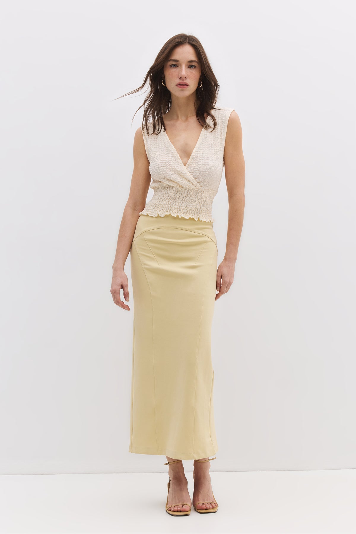 Bluse mit V-Ausschnitt und geraffter Taille