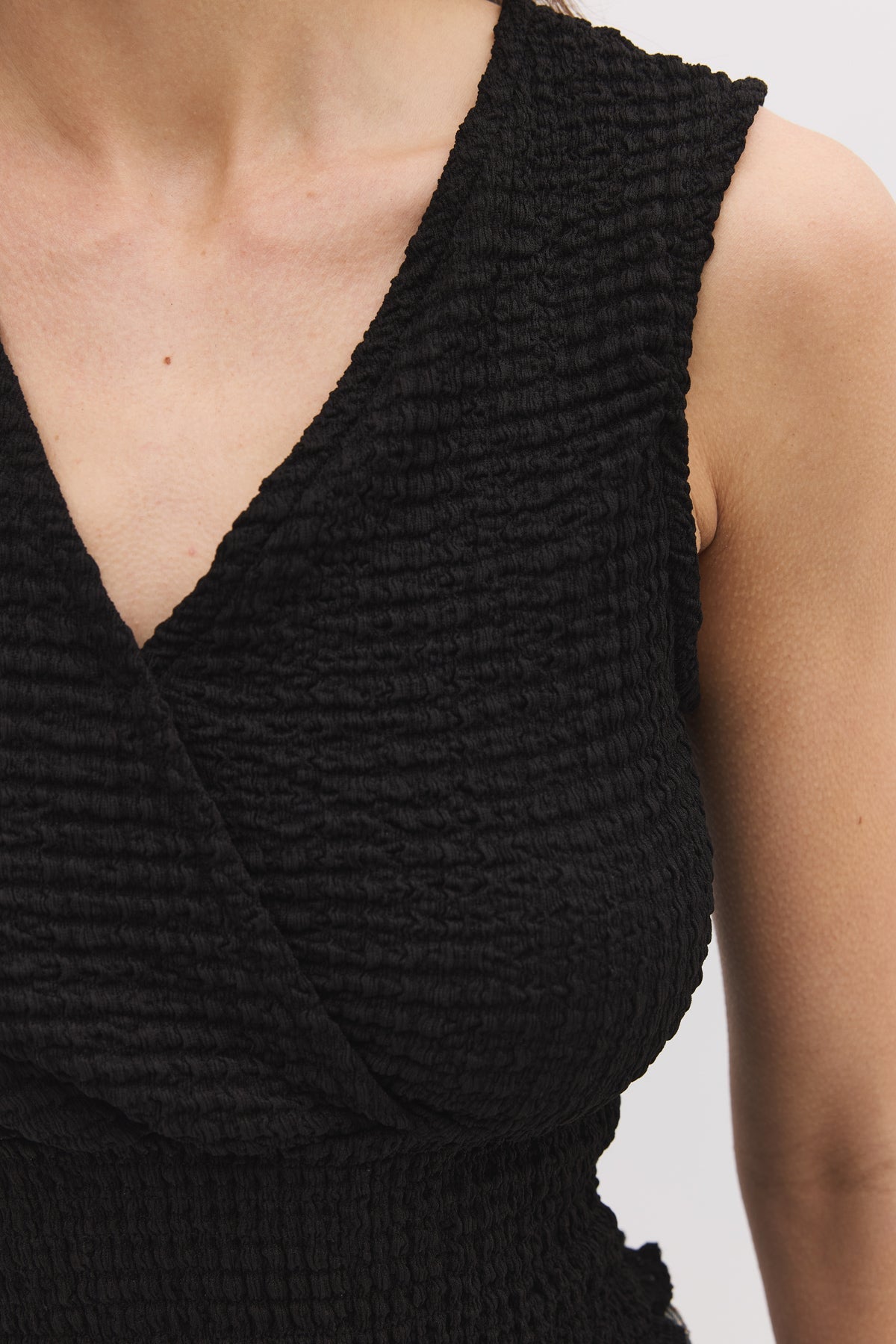 Bluse mit V-Ausschnitt und geraffter Taille