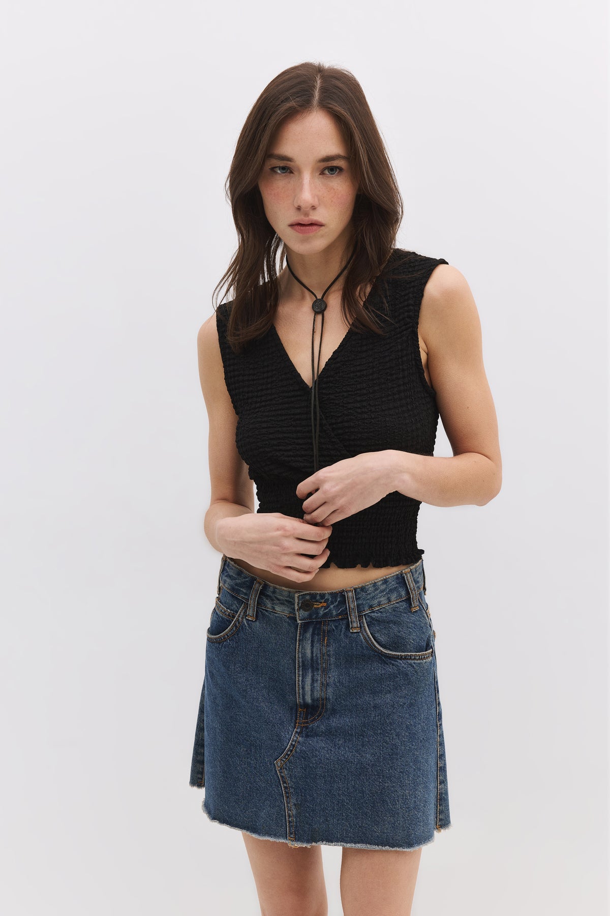 Bluse mit V-Ausschnitt und geraffter Taille