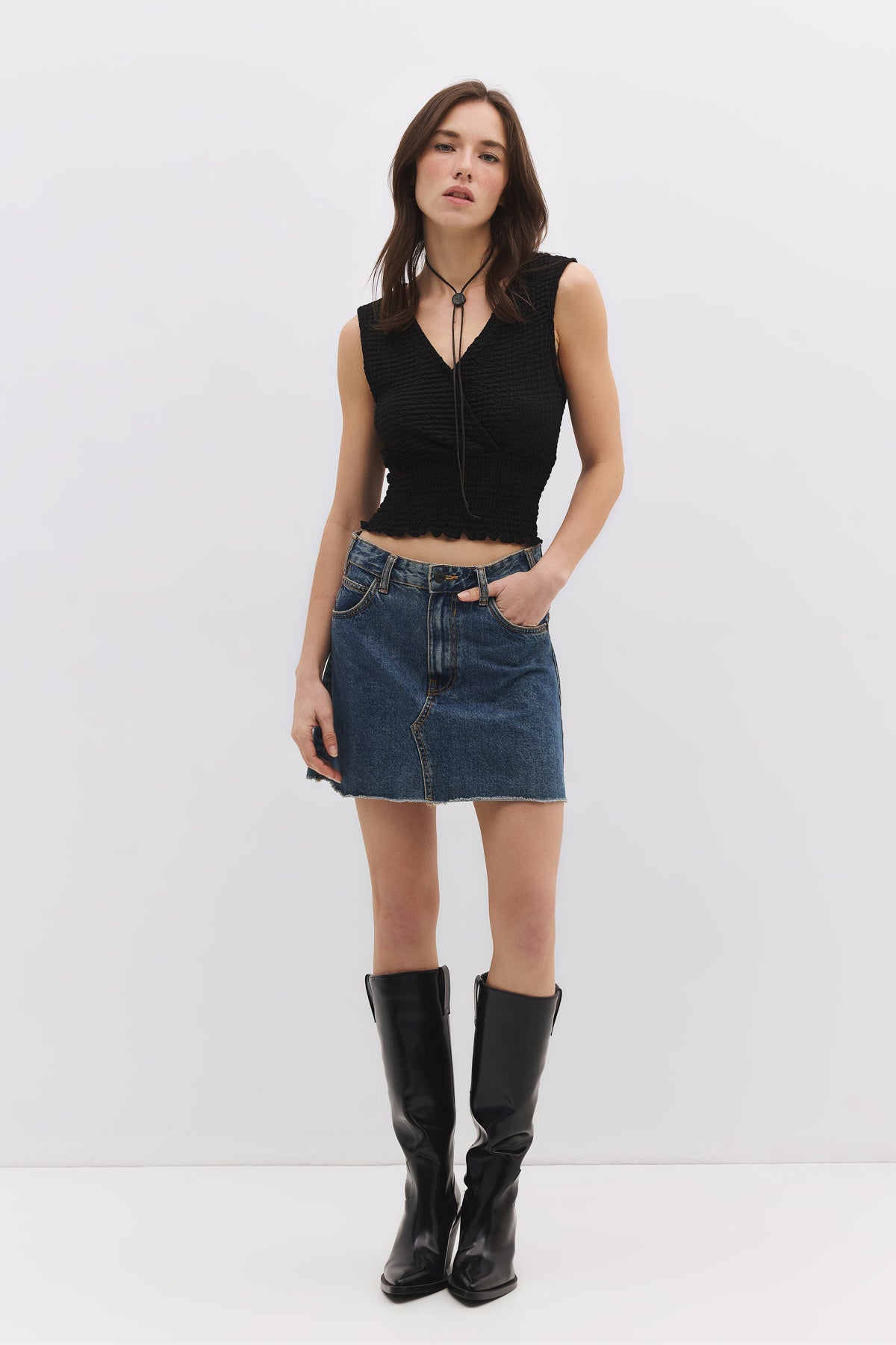 Bluse mit V-Ausschnitt und geraffter Taille
