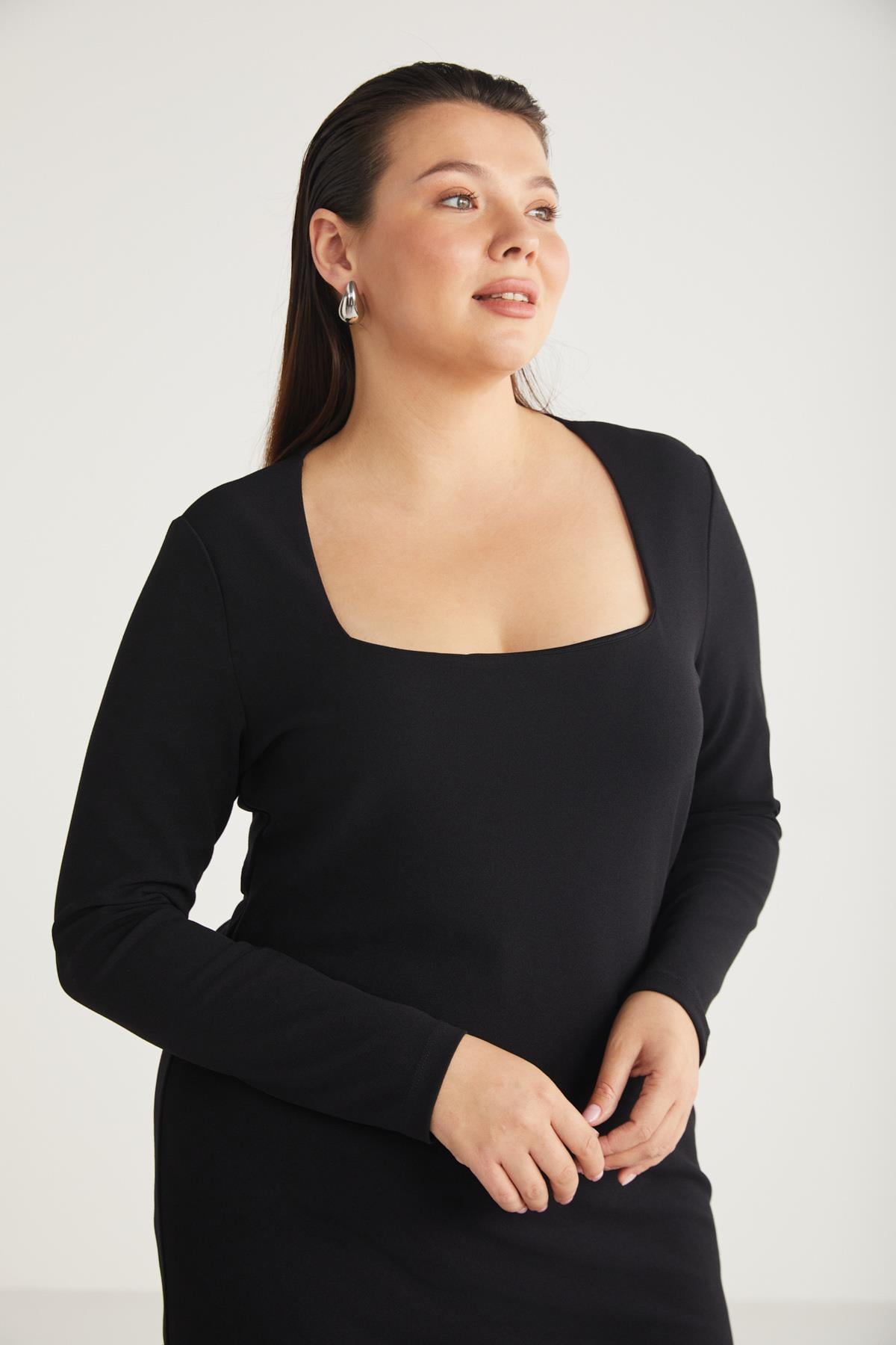 ETHIQUET BESSIEBB Große Größen Strickkleid Schwarz