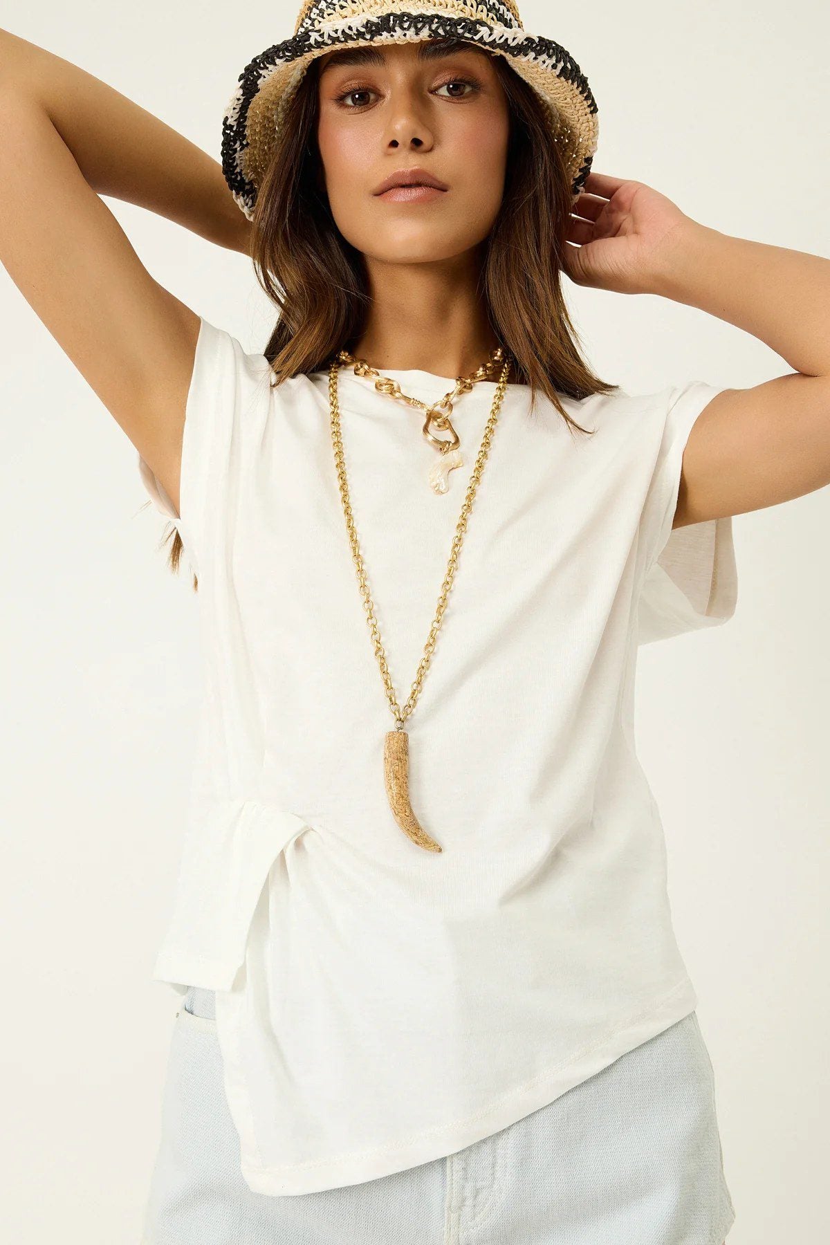 Bluse mit asymmetrischem Rundhalsausschnitt