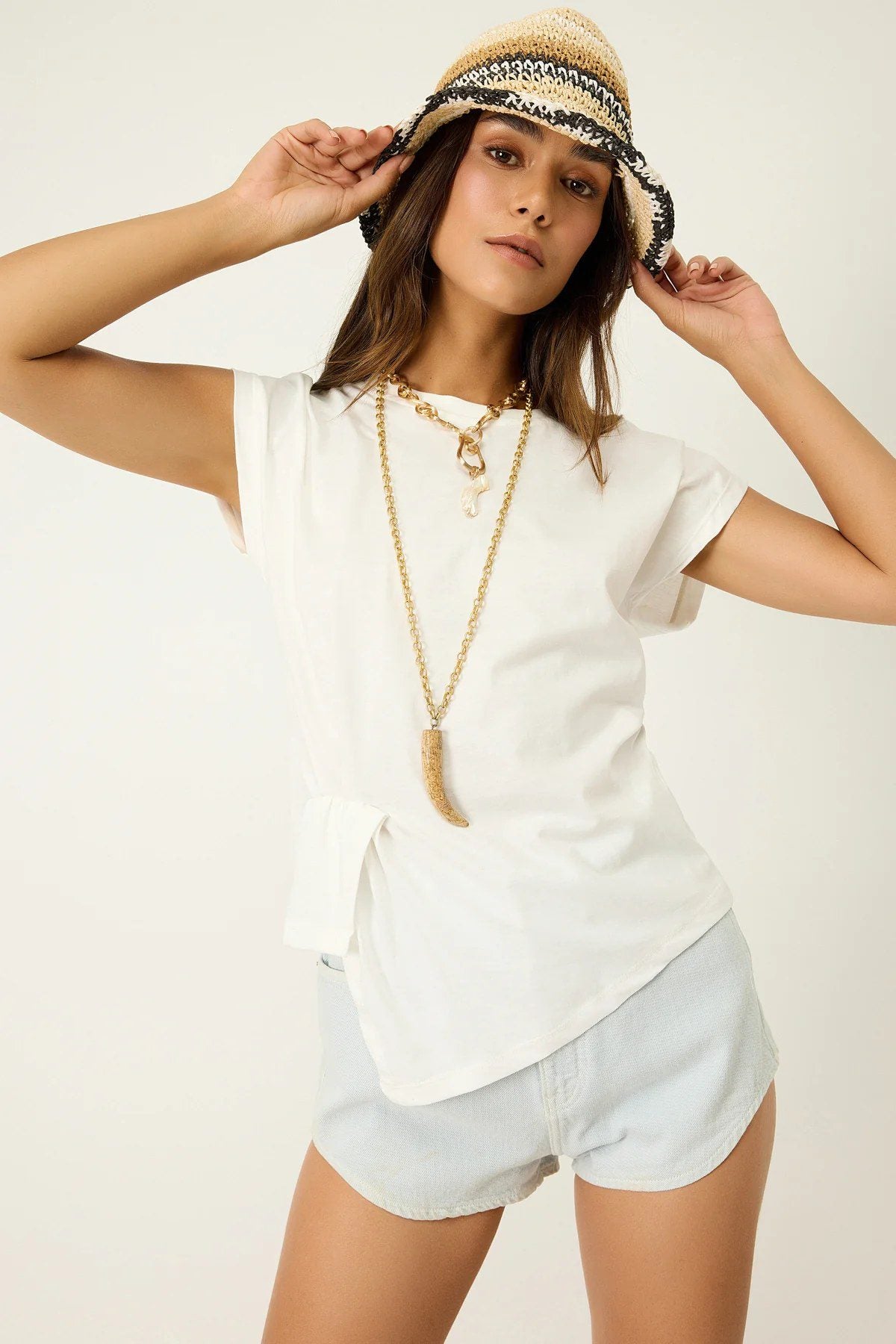 Bluse mit asymmetrischem Rundhalsausschnitt